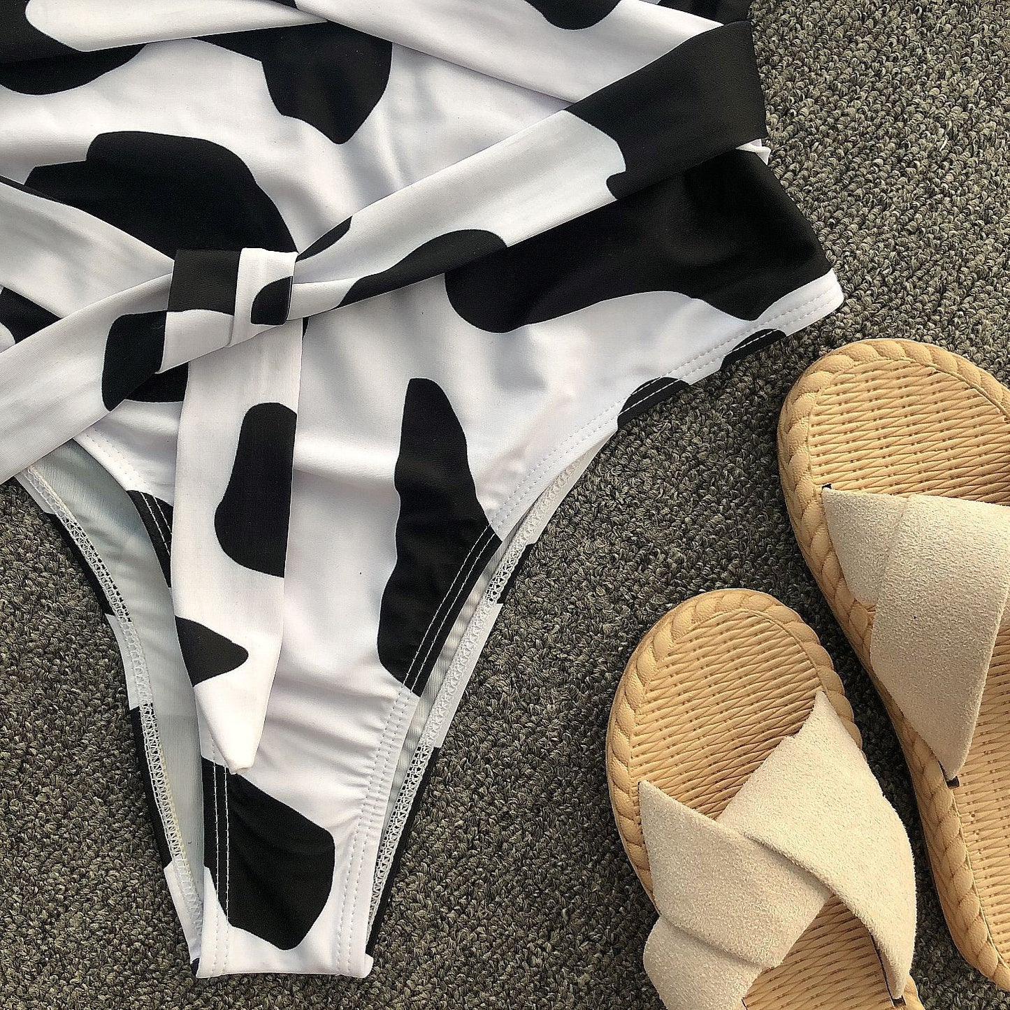 Traje de baño de playa de una pieza sexy con estampado en blanco y negro y escote en V