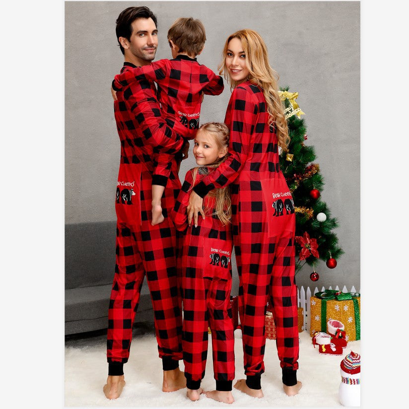 Ropa de hogar de cuadros navideños para toda la familia.