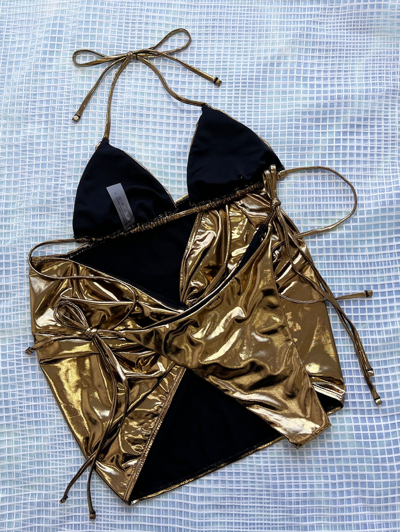 Bikini de 3 piezas y pareo dorado