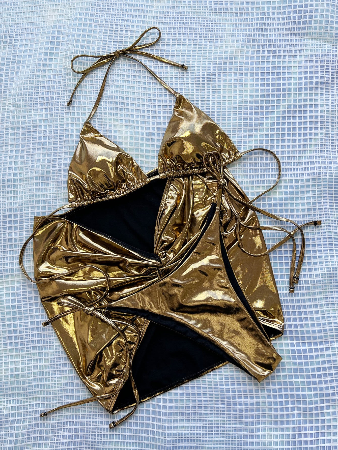 Bikini de 3 piezas y pareo dorado